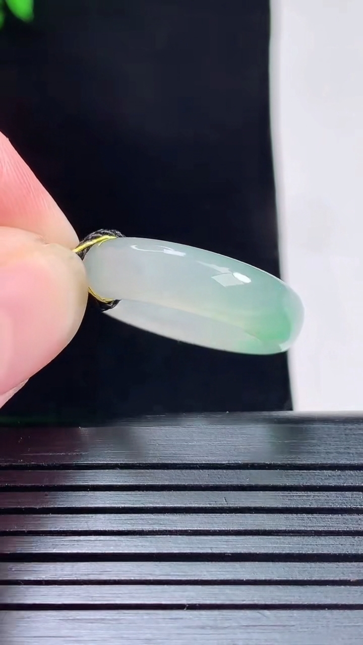 天然A货翡翠玉指环 戒指，尺寸16.5-6-3.6重量:4.14g2026年5月27日
工厂直销收藏佳品,种好水足，色泽均匀，有种有色，上手高大气！