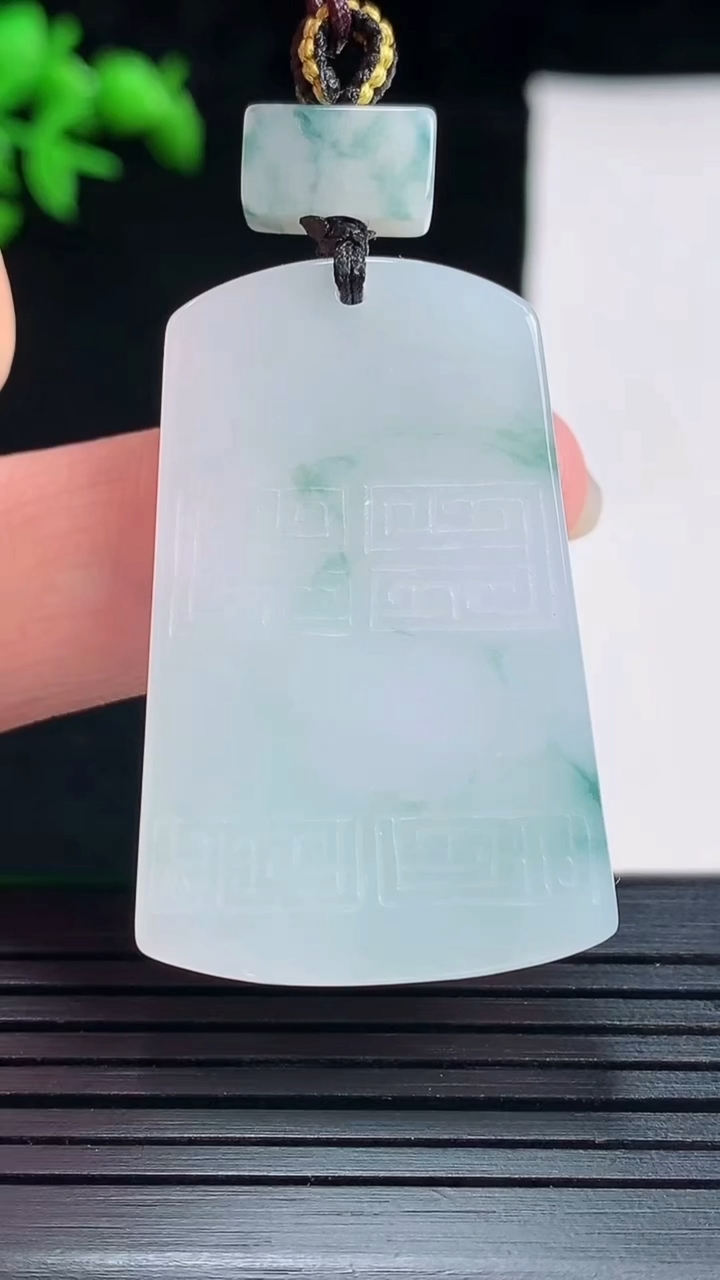 天然A货翡翠飘花仿古无事牌吊坠，尺寸38-25-5.2重量:15.83g
5月27日