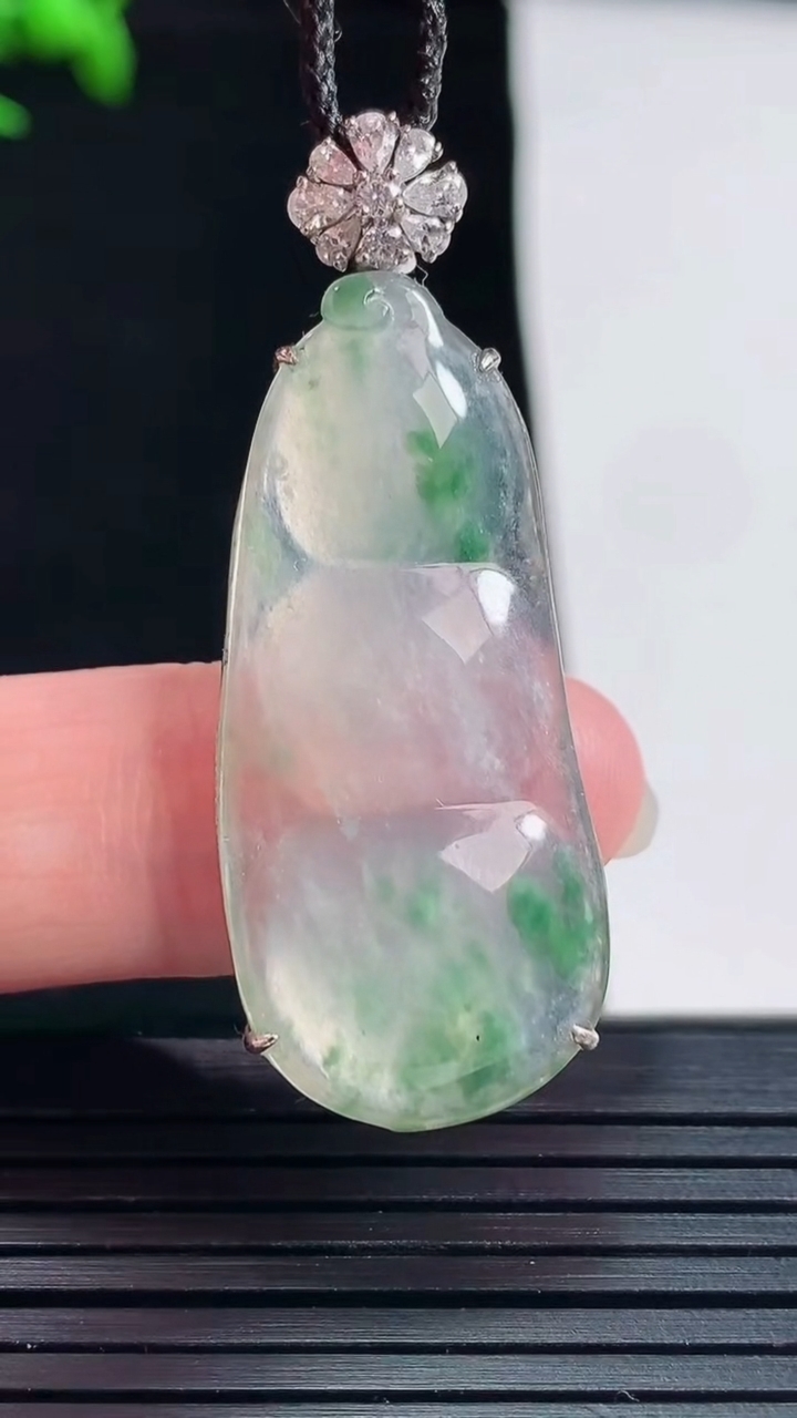 天然A货翡翠种飘花福豆吊坠，尺寸45-17.6-6.2，裸石38-17.5重量:4.85g
5月28日