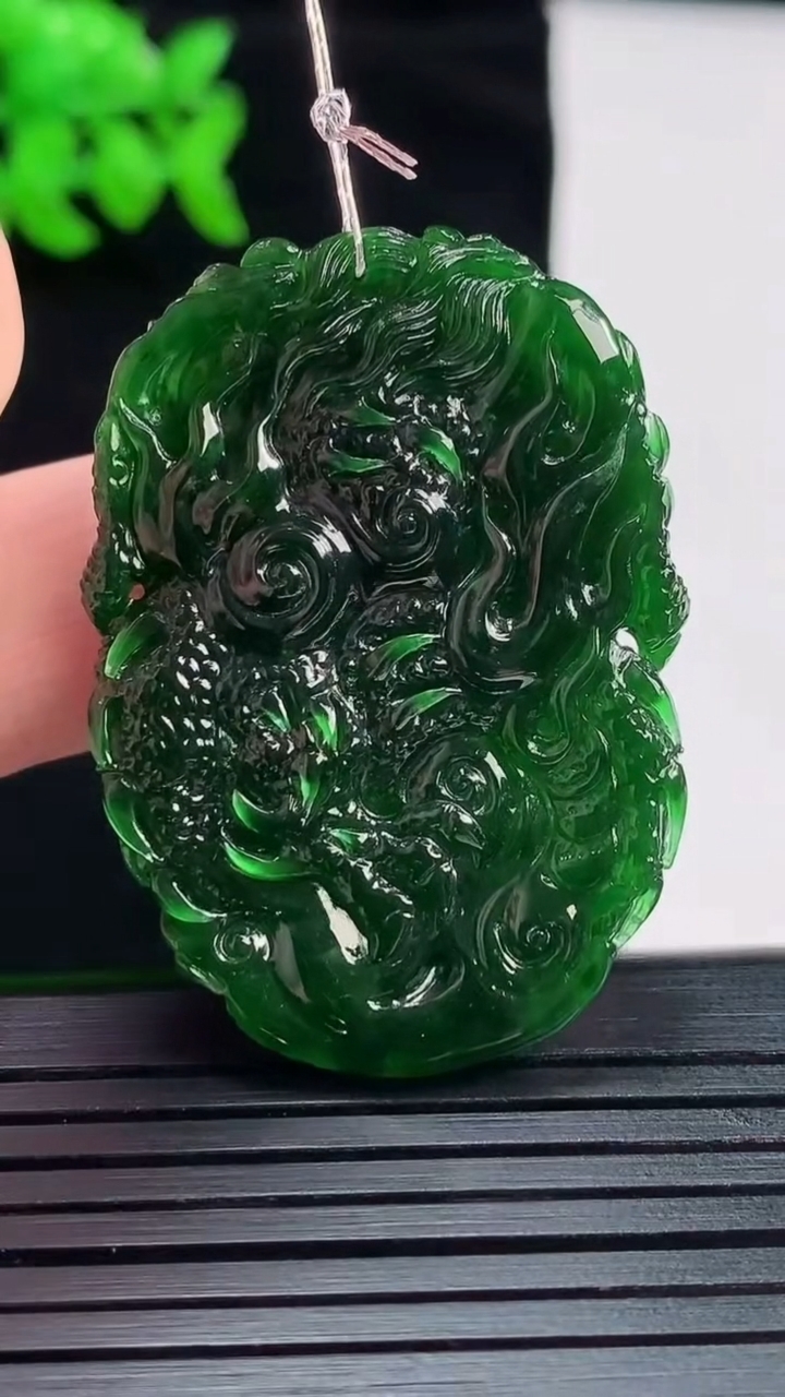 天然A货翡翠龙牌吊坠，尺寸40.6-28-8.8重量:12.91g
5月28日