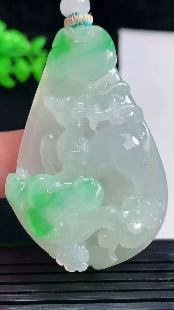 天然A货翡翠生肖羊吊坠，尺寸53-35-14重量:34.74g
5月28日