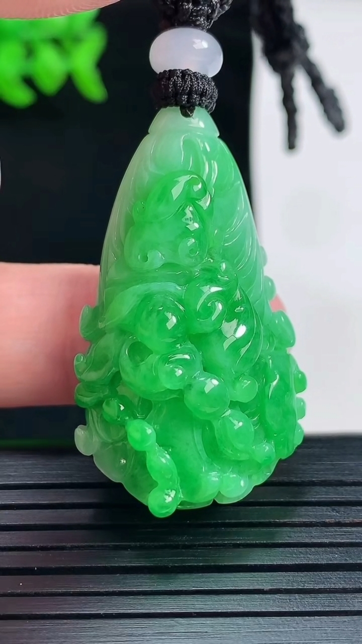 天然A货翡翠白菜吊坠，尺寸36.8-23.6-15.6重量:20.07g
5月28日