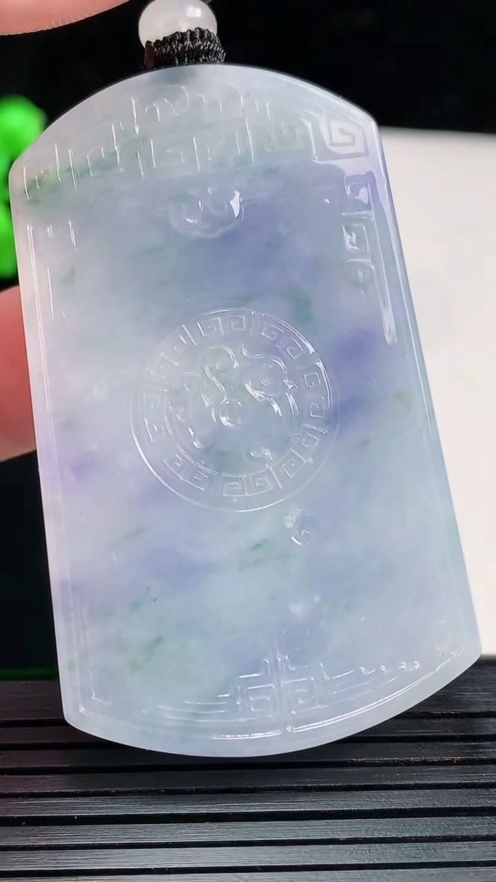 天然A货翡翠紫罗兰 飘花仿古无事牌吊坠，尺寸59-35.8-7重量:42.22g
5月28日