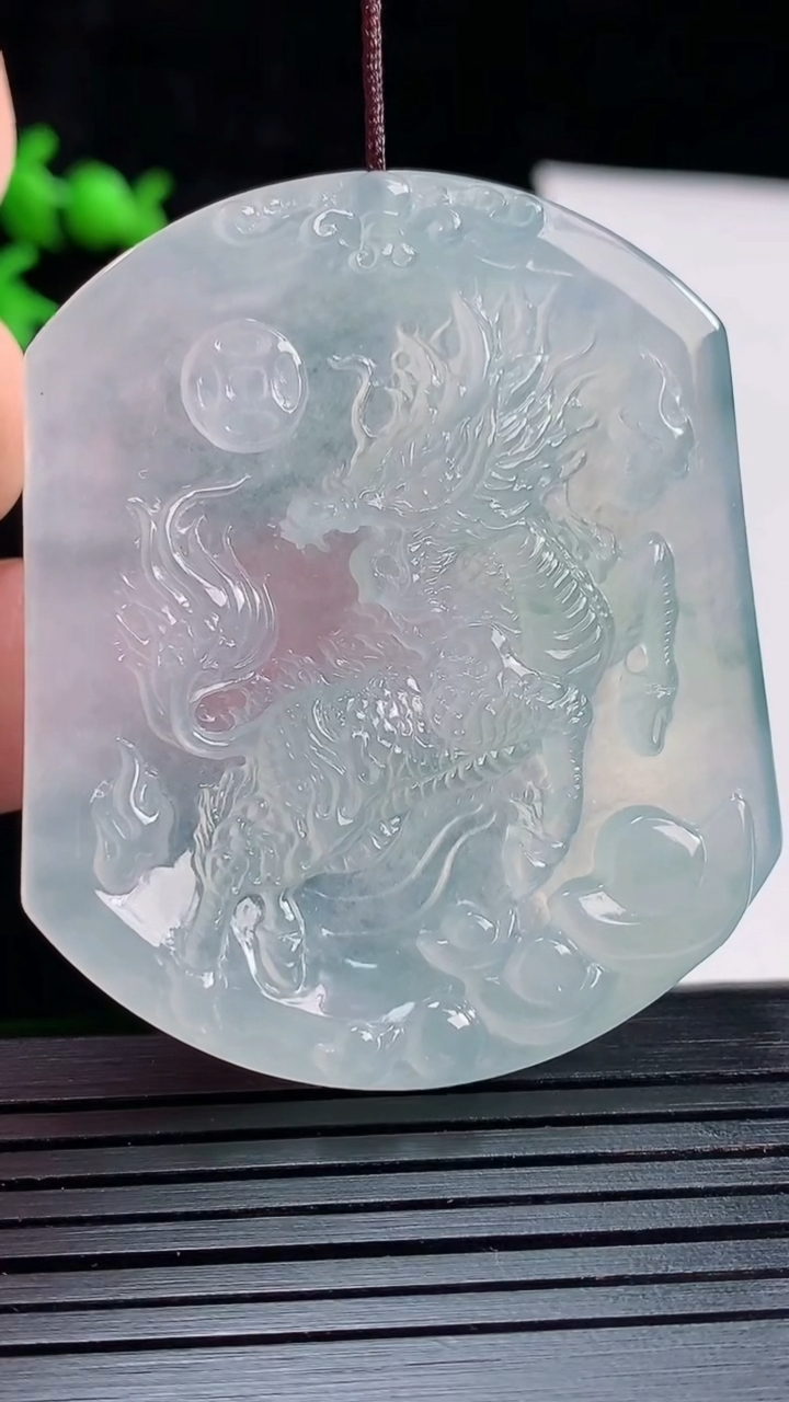 天然A货翡翠麒麟吊坠，尺寸50.6-43-6重量:27.40g
5月28日