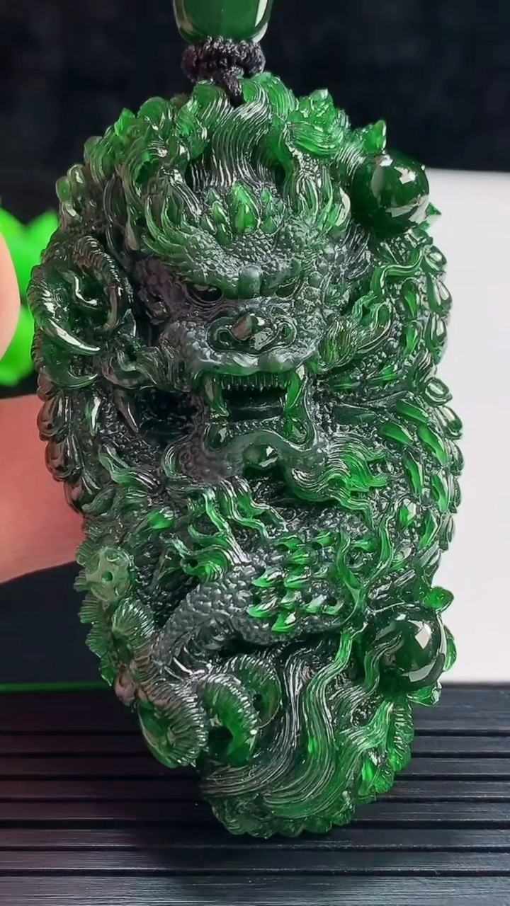 天然A货翡翠龙牌吊坠，尺寸62-35-16重量:45.90g
5月28日