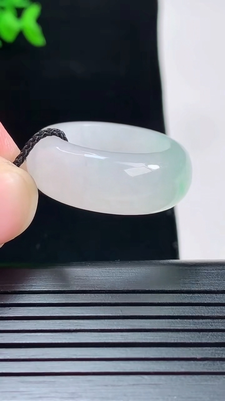 天然A货翡翠玉指环 戒指，尺寸19.5-9.2-4.5重量:9.77g2026年5月28日
工厂直销收藏佳品,种好水足，色泽均匀，有种有色，上手高大气！
