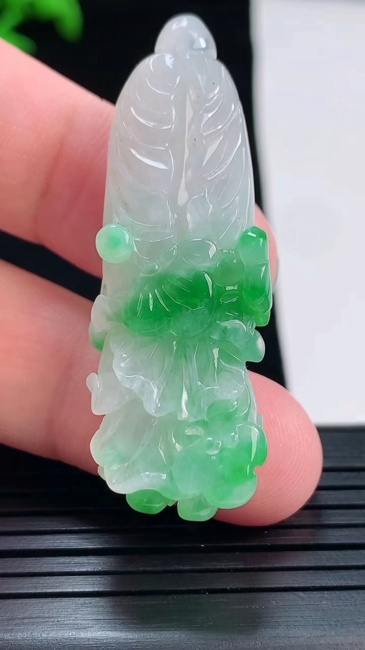 天然A货翡翠白菜吊坠，尺寸49.6-18-10.5重量:14.19g
5月28日