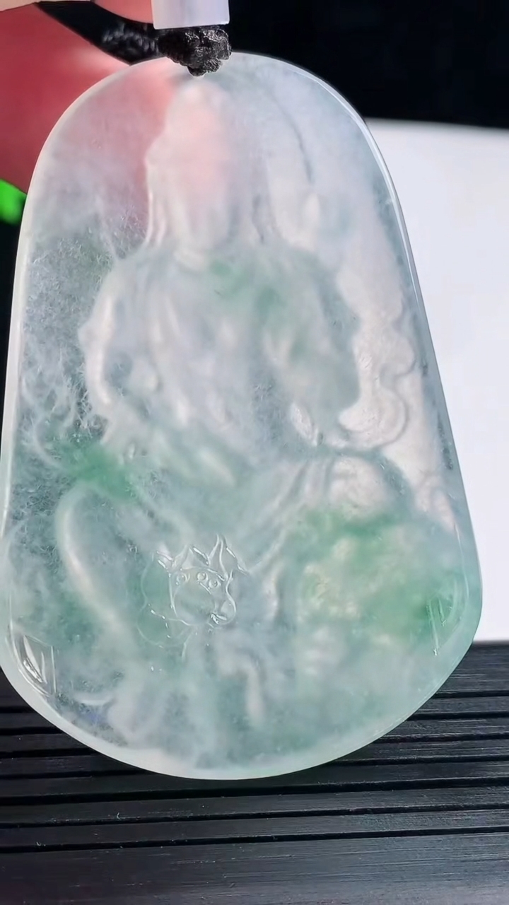 天然A货翡翠普贤菩萨吊坠，尺寸62-42-5.8重量:33.35g
5月28日