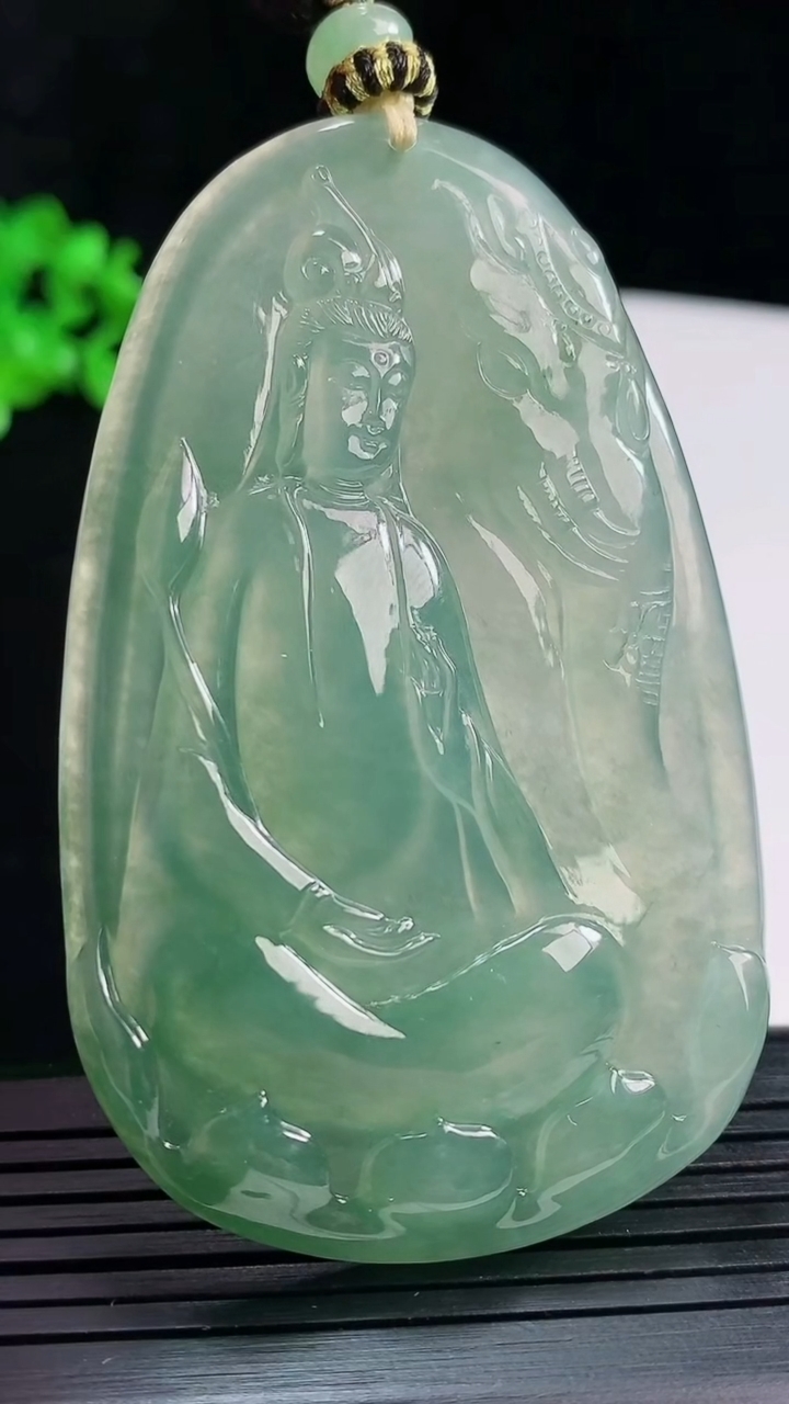 天然A货翡翠普贤菩萨吊坠，尺寸72-45-6重量:48.05g
5月28日