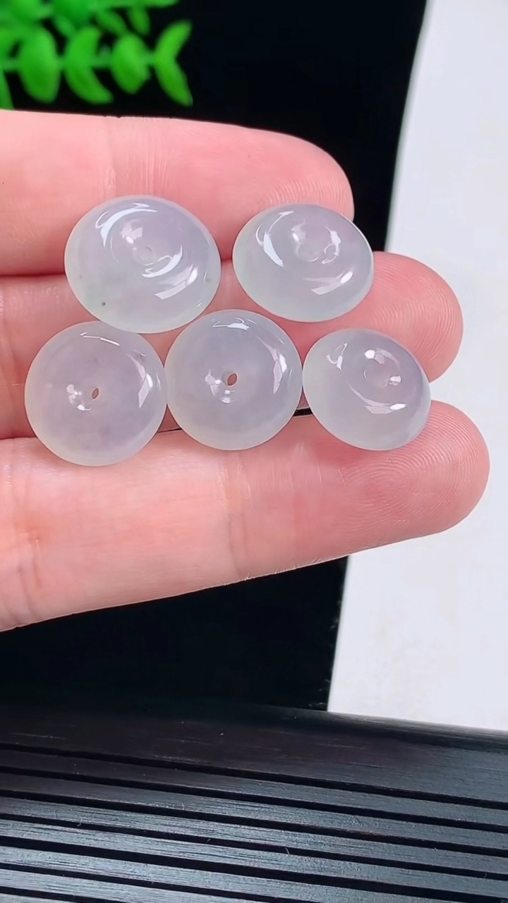 天然A货翡翠平安扣吊坠一手，尺寸16-6.2重量:12.67g
5月28日