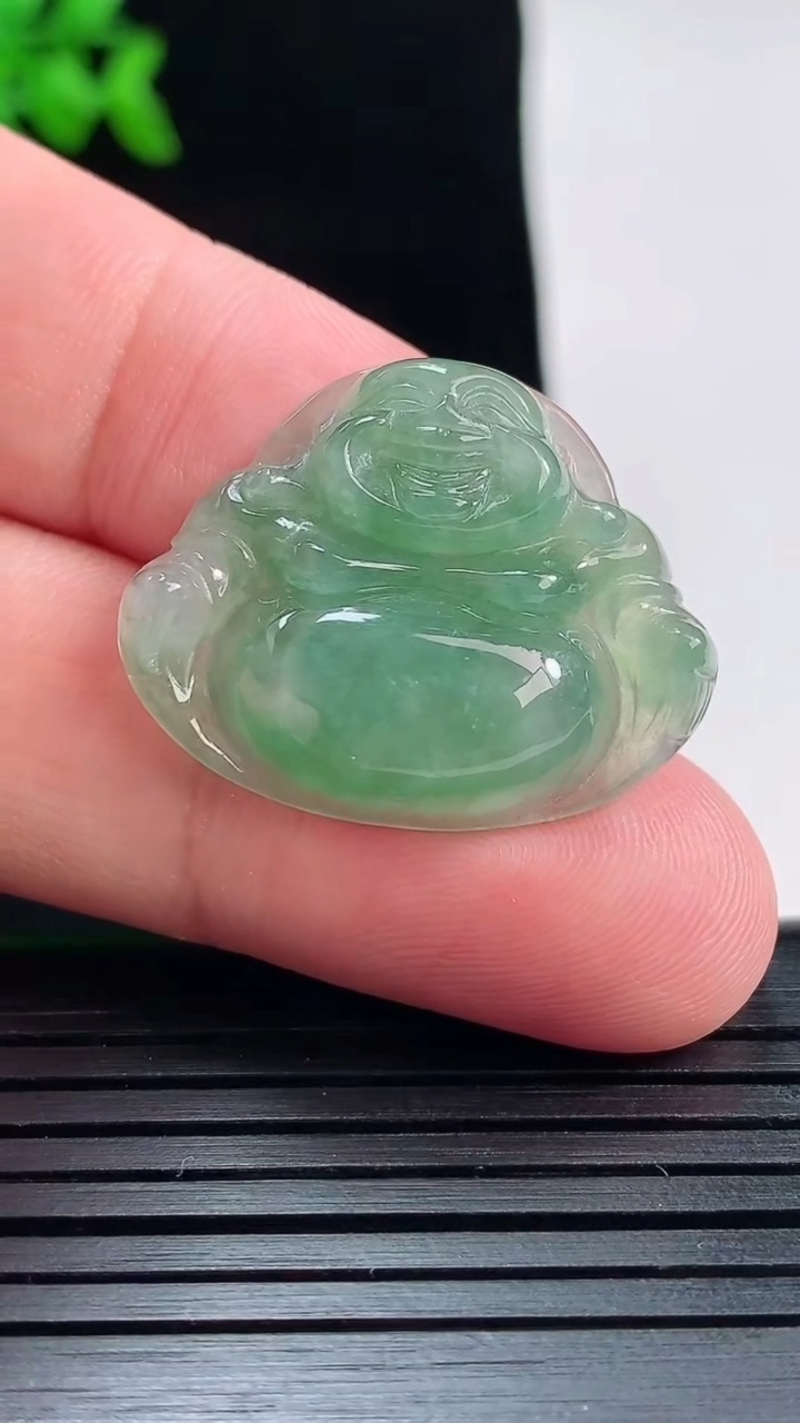 天然A货翡翠佛公吊坠，尺寸22.6-28-6重量:5.48g
5月28日
