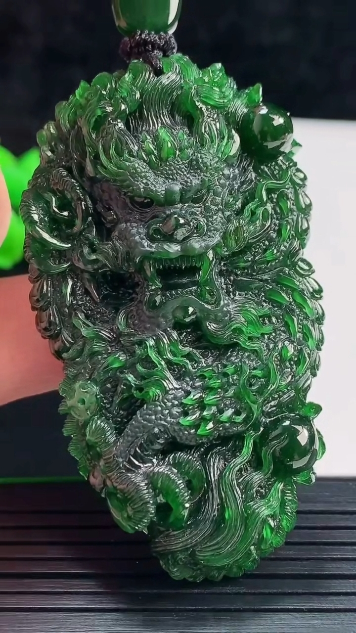 天然A货翡翠龙牌吊坠，尺寸62-35-16重量:45.90g
5月28日