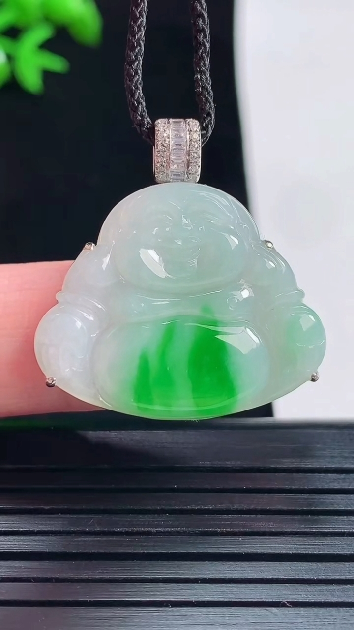 天然A货翡翠佛公吊坠，尺寸28.5-27-5.6裸石22-27重量:4.20g
5月28日