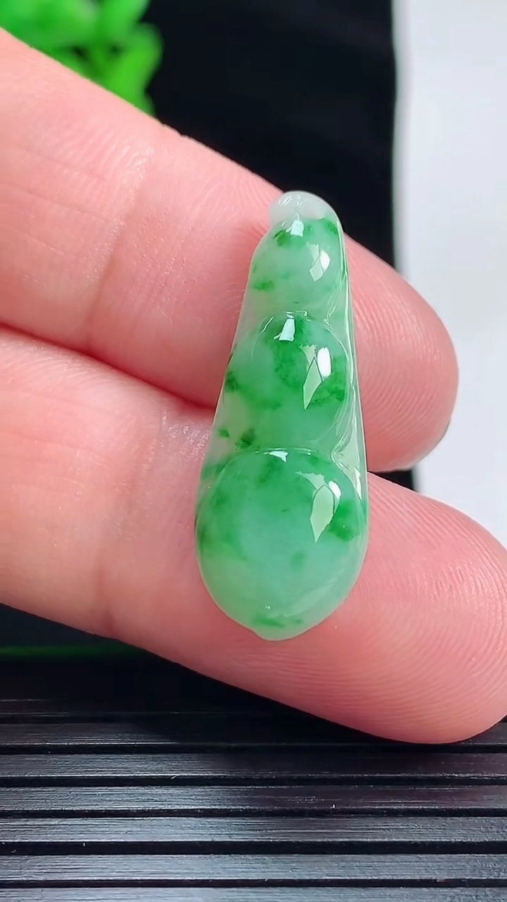 天然A货翡翠福豆吊坠，尺寸29-11-5重量:2.53g
5月28日