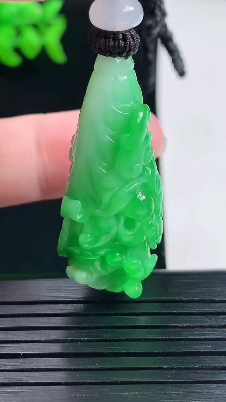 天然A货翡翠白菜吊坠，尺寸36.8-23.6-15.6重量:20.07g
5月28日