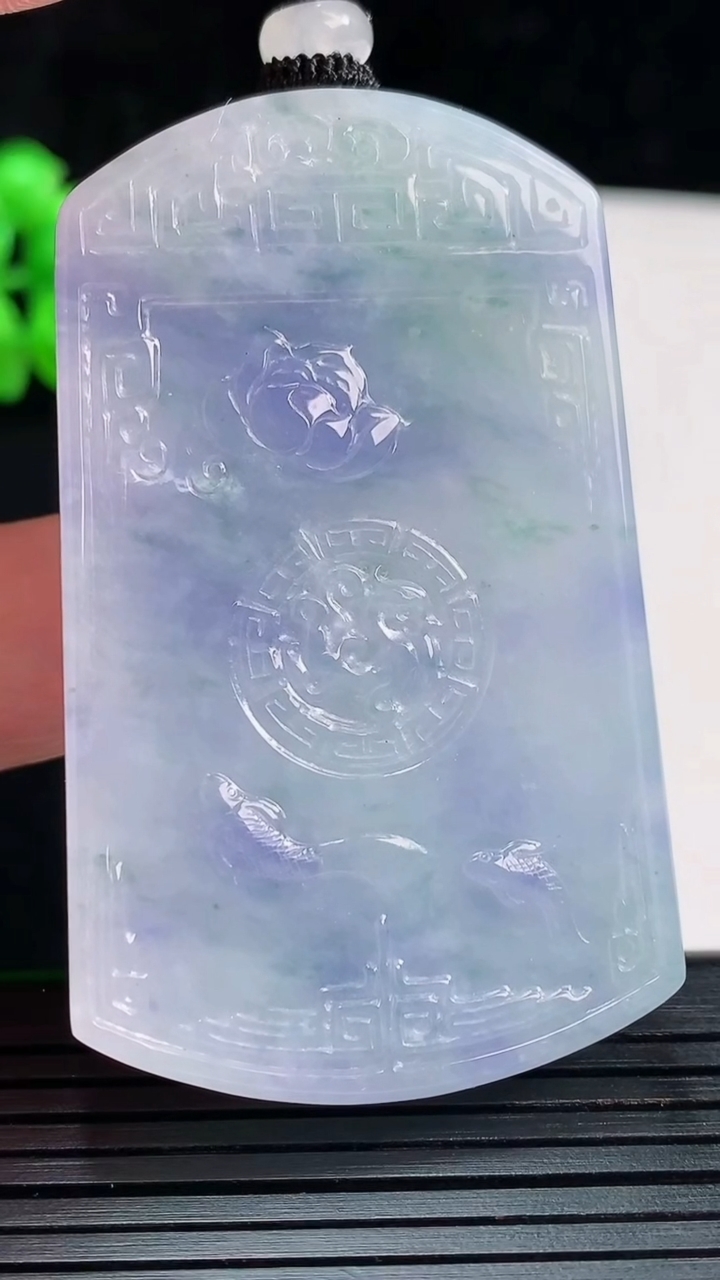 天然A货翡翠紫罗兰 飘花仿古无事牌吊坠，尺寸59-35.8-7重量:42.22g
5月28日