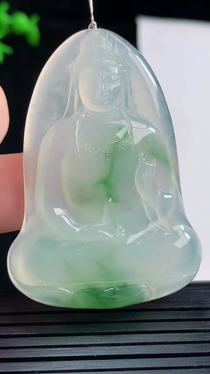 天然A货翡翠素衣观音吊坠，尺寸53-38-5.5重量:19.17g
5月28日