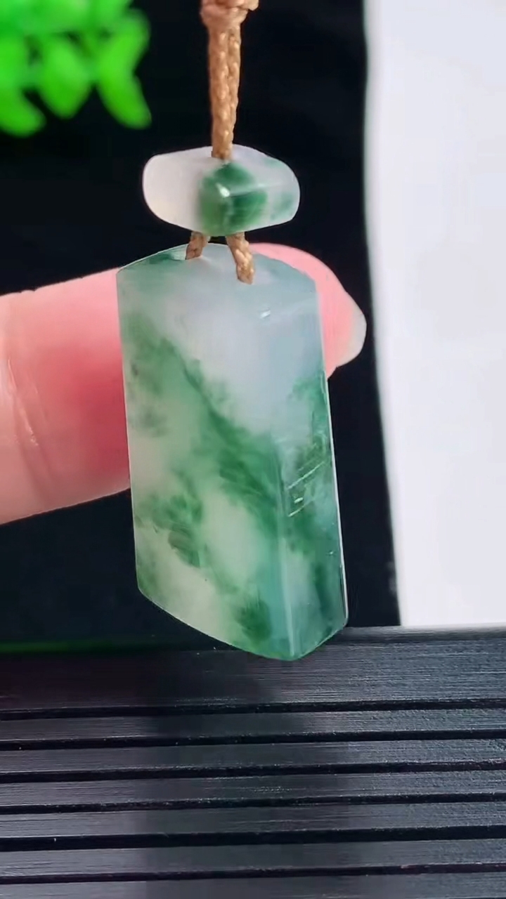 天然A货翡翠冰种飘花仿古无事牌吊坠，尺寸26-14-6重量:7.01g
5月28日
