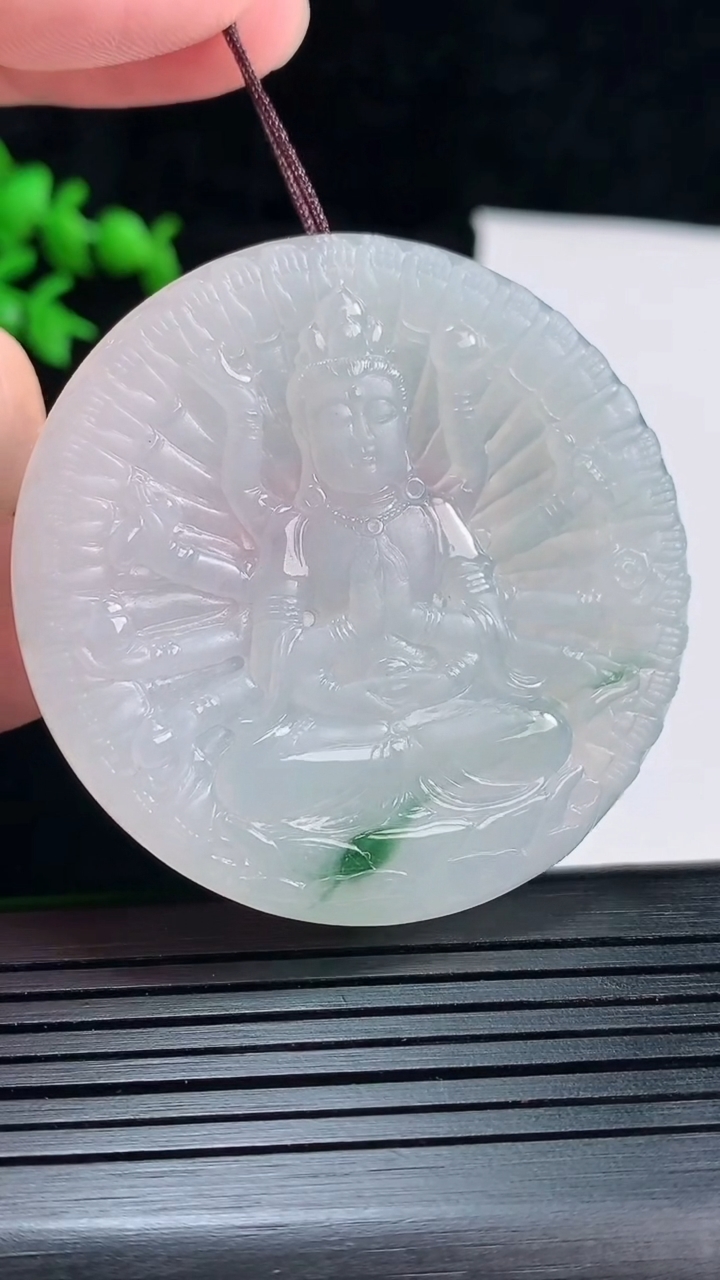 天然A货翡翠冰种飘花千手观音菩萨吊坠，尺寸49.6-5重量:28.77g
5月28日