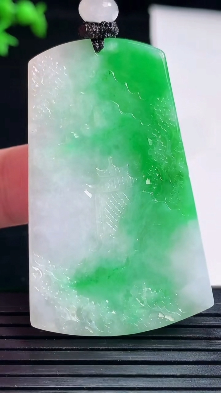 天然A货翡翠山水牌吊坠，尺寸50-31.8-6重量:24.54g
5月28日