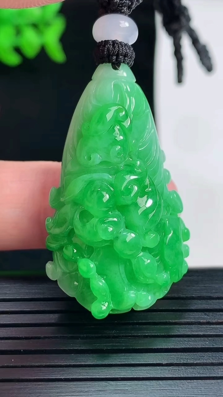天然A货翡翠白菜吊坠，尺寸36.8-23.6-15.6重量:20.07g
5月28日