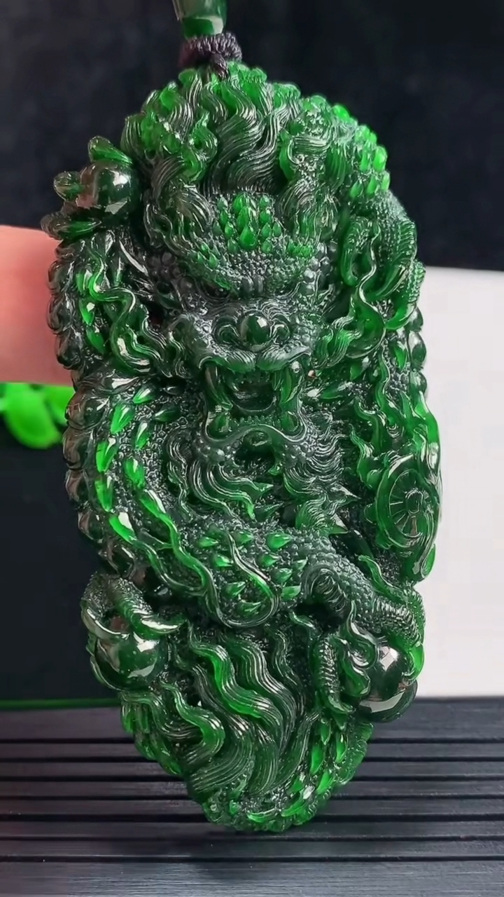 天然A货翡翠龙牌吊坠，尺寸78.5-39-10.5重量:46.98g
5月28日