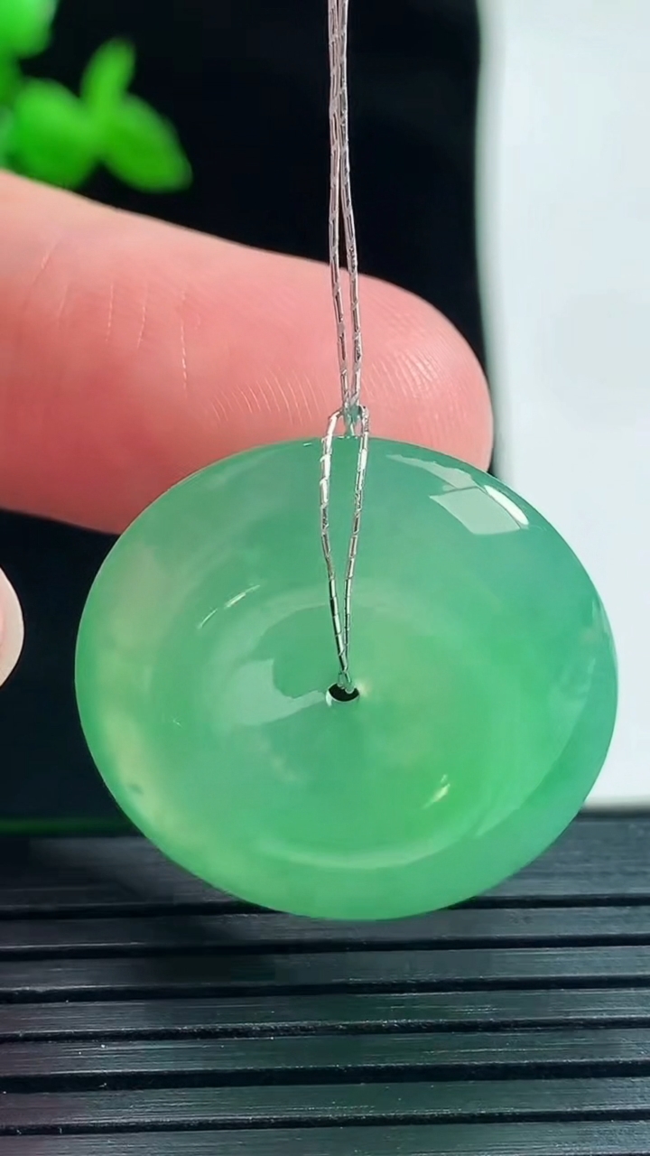 天然A货翡翠平安扣吊坠，尺寸25.5-5.8重量:7.55g
5月28日