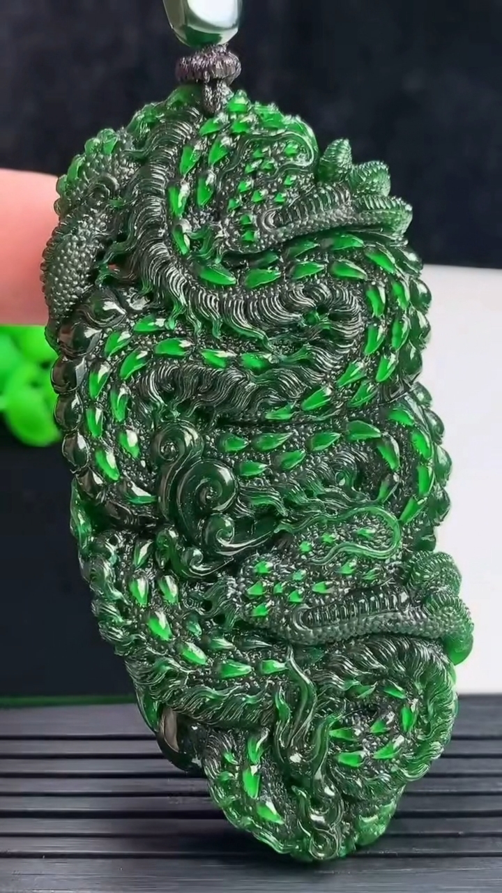 天然A货翡翠龙牌吊坠，尺寸78.5-39-10.5重量:46.98g
5月28日