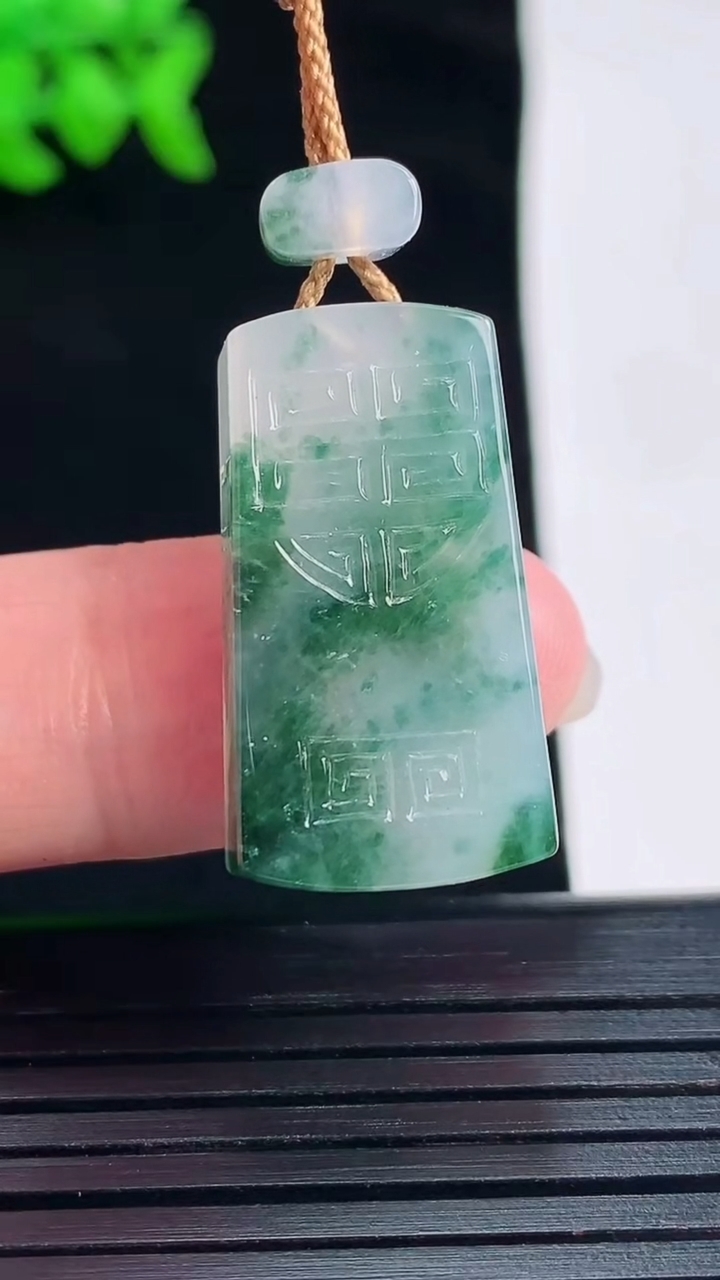 天然A货翡翠冰种飘花仿古无事牌吊坠，尺寸26-14-6重量:7.01g
5月28日