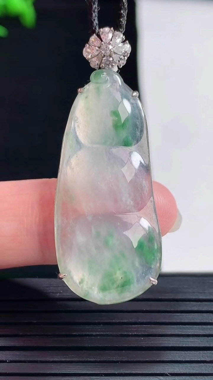 天然A货翡翠种飘花福豆吊坠，尺寸45-17.6-6.2，裸石38-17.5重量:4.85g
5月28