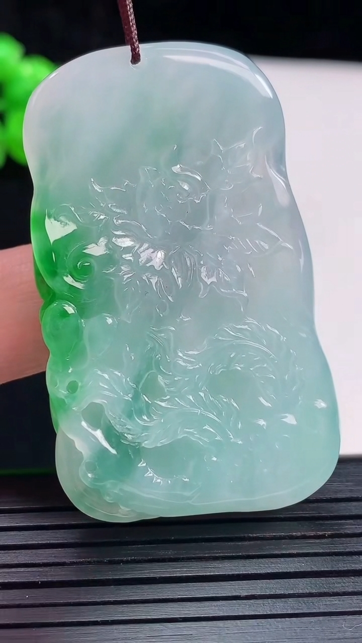 天然A货翡翠凤凰吊坠，尺寸52-32-7.2重量:23.25g
5月28日