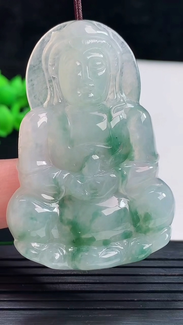 天然A货翡翠飘花正装观音吊坠，尺寸54.6-37-6.2重量:20.92g
5月28日