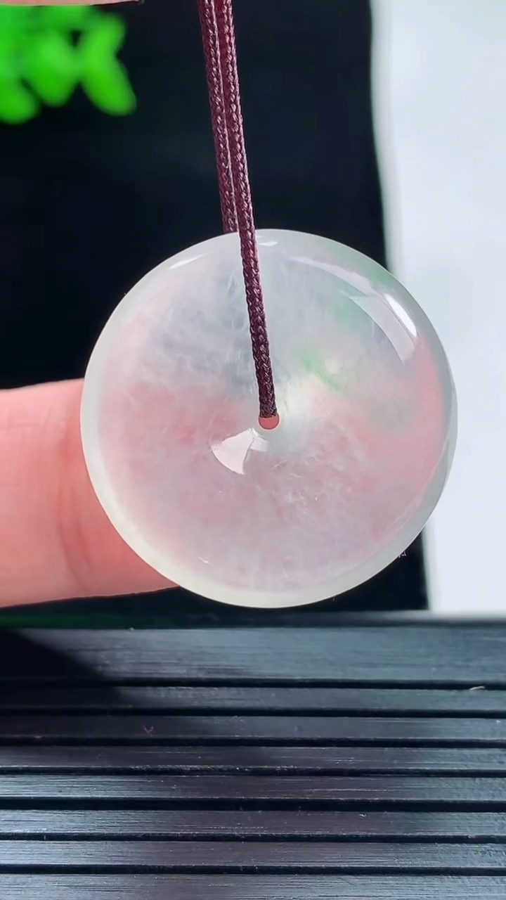 天然A货翡翠平安扣吊坠，尺寸23.8-5重量:5.78g
5月28日