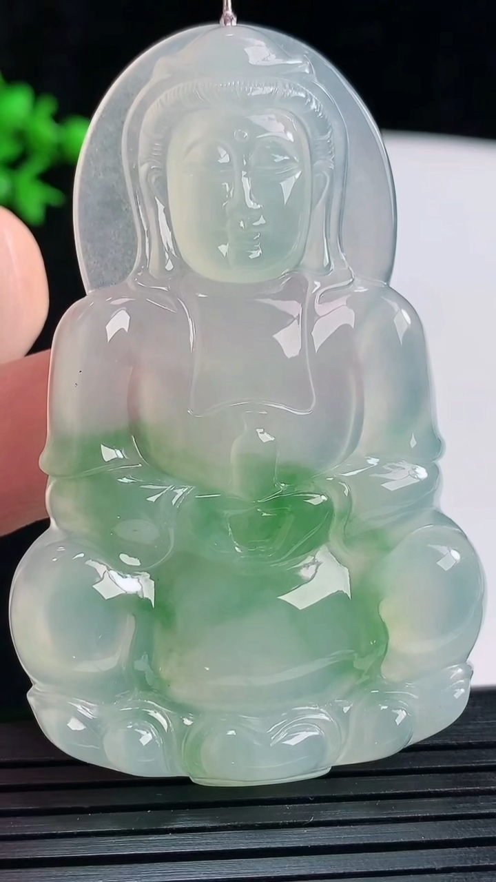 天然A货翡翠正装观音吊坠，尺寸68-42-6.2重量:30.39g
5月28日