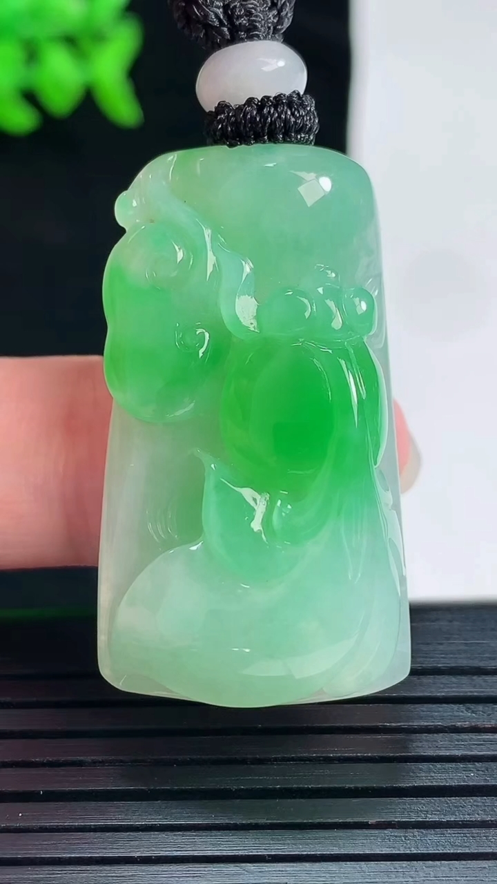 天然A货翡翠年年有余吊坠，尺寸37-21-10.6重量:18.35g
5月28日