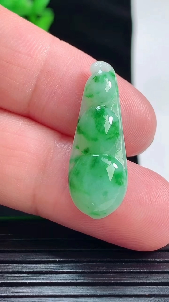 天然A货翡翠福豆吊坠，尺寸29-11-5重量:2.53g
5月28日