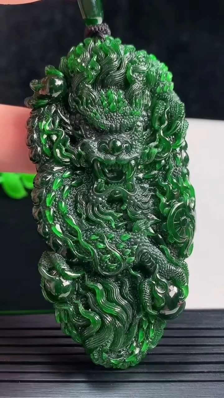 天然A货翡翠龙牌吊坠，尺寸78.5-39-10.5重量:46.98g
5月28日