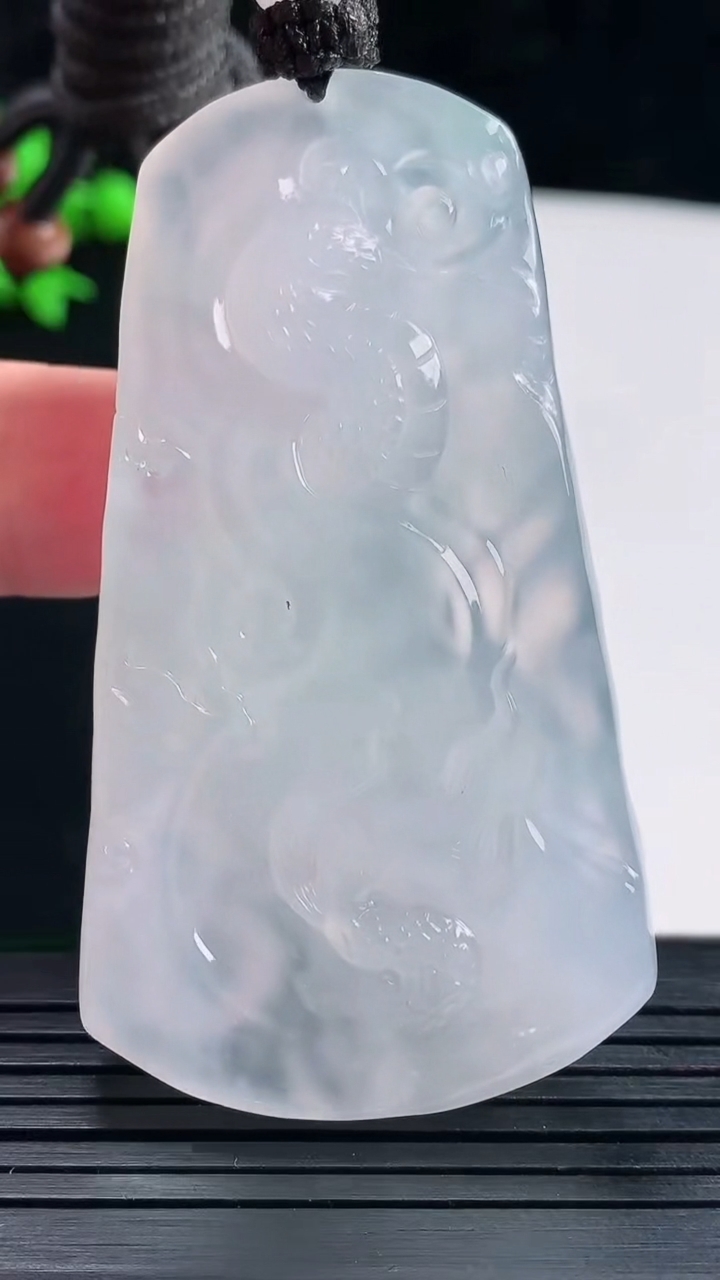 天然A货翡翠种紫罗兰龙牌吊坠，尺寸62-35.6-10重量:45.05g
5月28日
