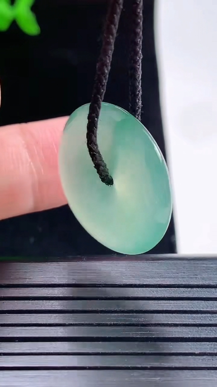天然A货翡翠平安扣吊坠，尺寸23.8-4.8重量:5.46g
5月28日