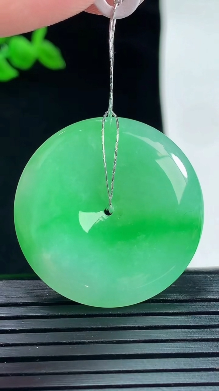 天然A货翡翠平安扣吊坠，尺寸30-5.6重量:10.87g
5月28日