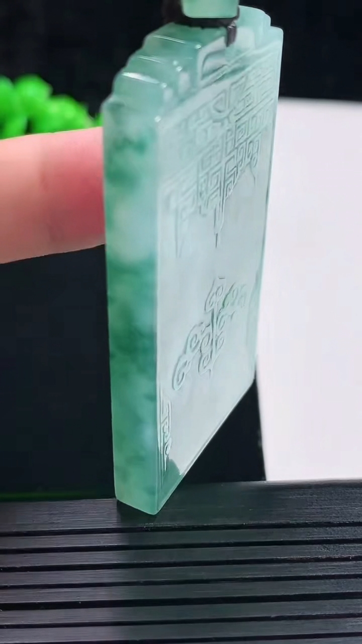 天然A货翡翠种飘花仿古无事牌吊坠，尺寸57.6-31-6重量:37.98g
5月28日