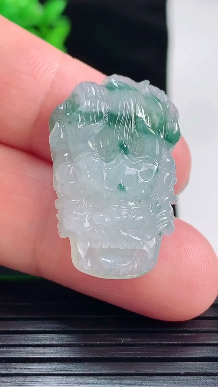 天然A货翡翠飘花龙牌吊坠，尺寸30.6-19.6-9重量:9.05g
5月28日