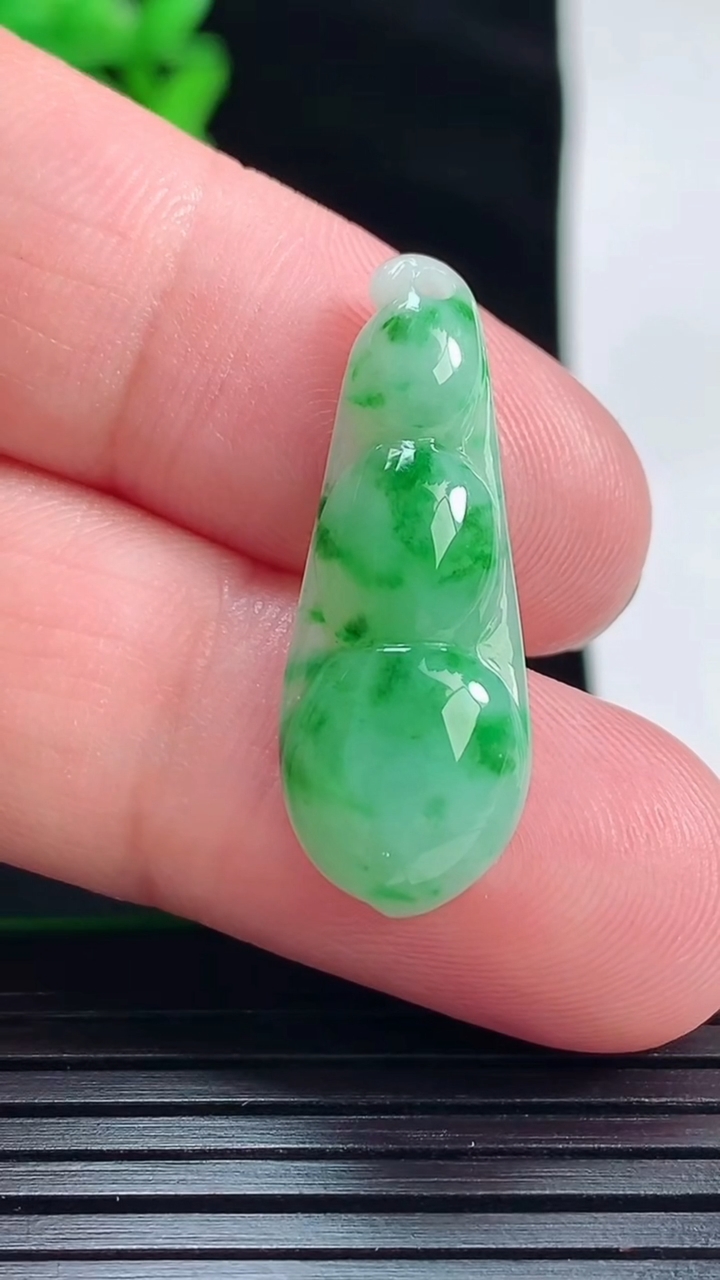 天然A货翡翠福豆吊坠，尺寸29-11-5重量:2.53g
5月28日