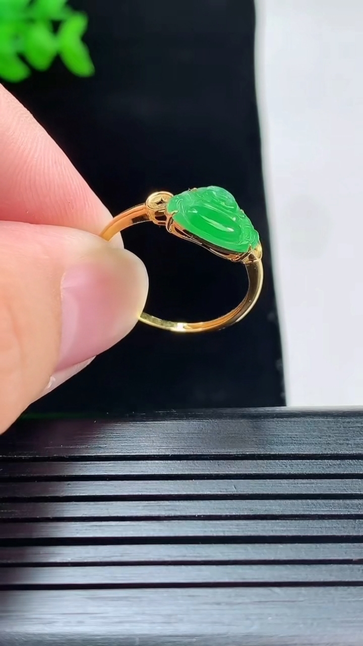 天然A货翡翠佛公戒指，尺寸17-8-10-3.2重量:1.27g2026年5月28日
工厂直销收藏佳品,种好水足，色泽均匀，有种有色，上手高大气！