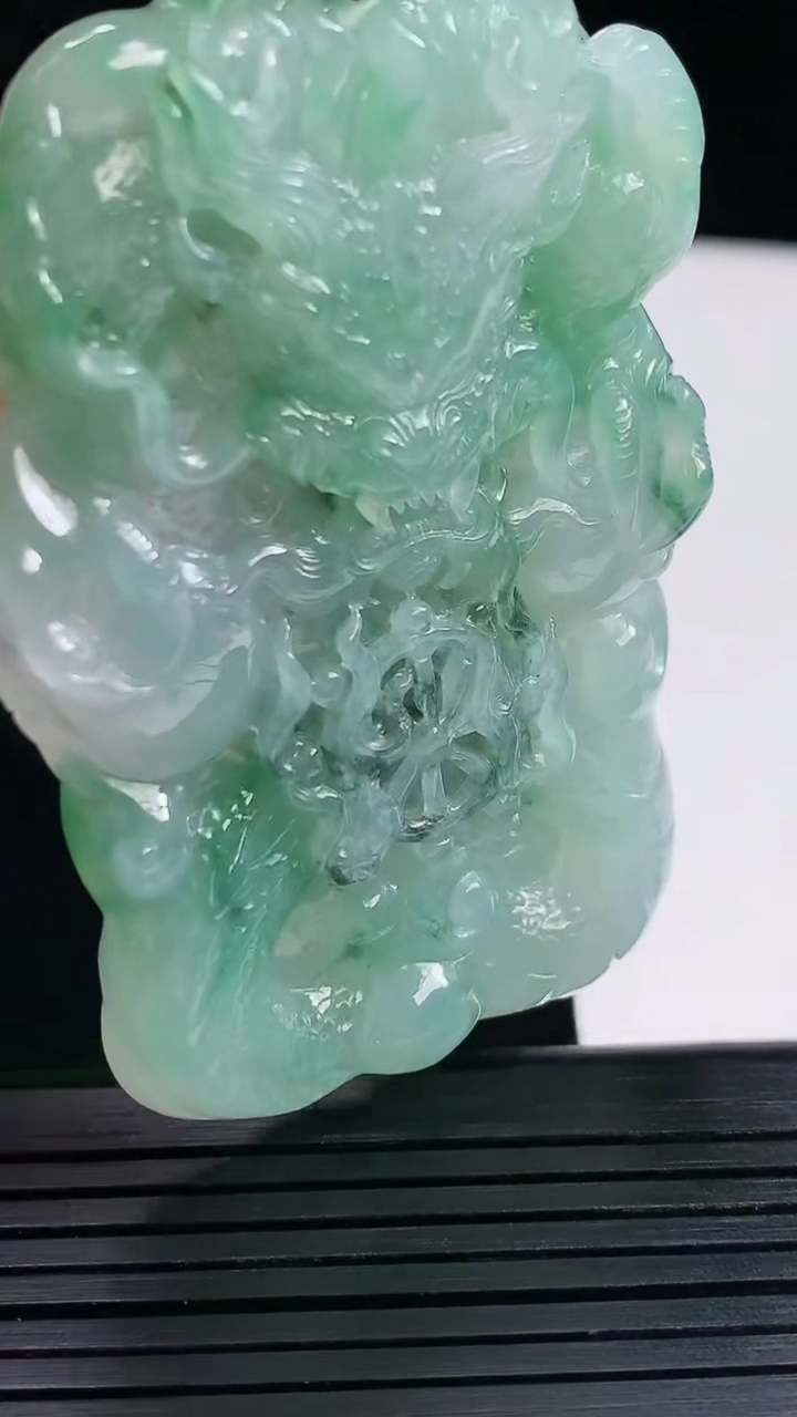 天然A货翡翠龙牌吊坠，尺寸60-42-8.5重量:50.30g
5月28日