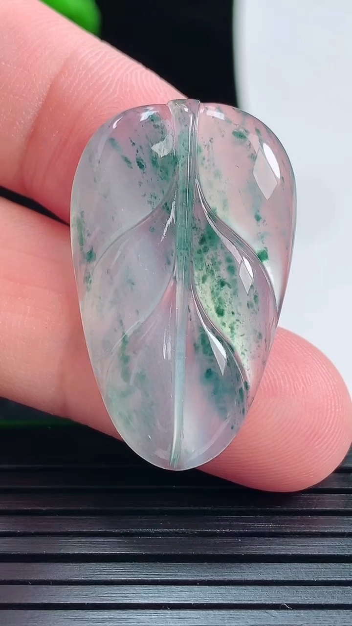 天然A货翡翠冰种飘花金枝玉叶 叶子镶嵌件，尺寸34-20.8-3.8重量:4.48g
5月28日