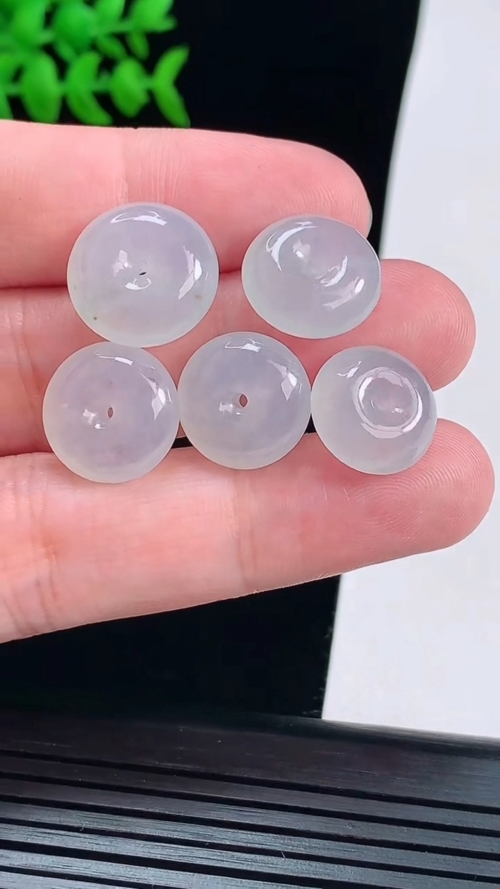 天然A货翡翠平安扣吊坠一手，尺寸16-6.2重量:12.67g
5月28日