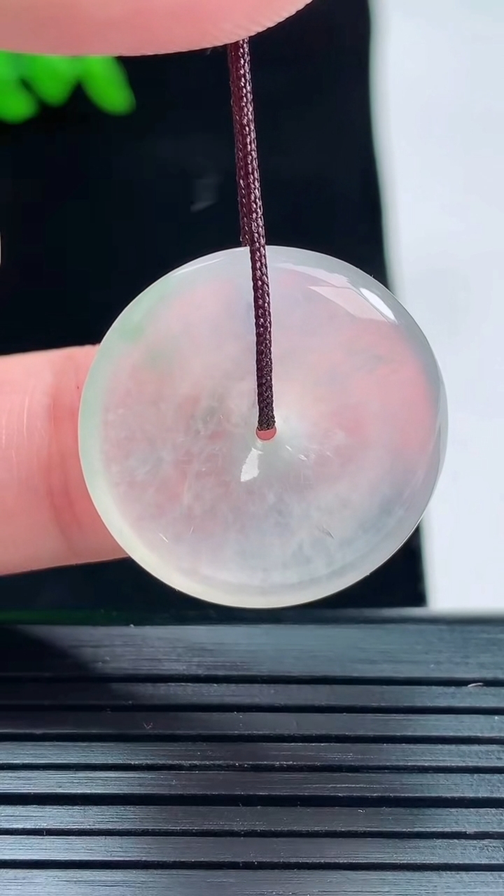 天然A货翡翠平安扣吊坠，尺寸23.8-5重量:5.78g
5月28日