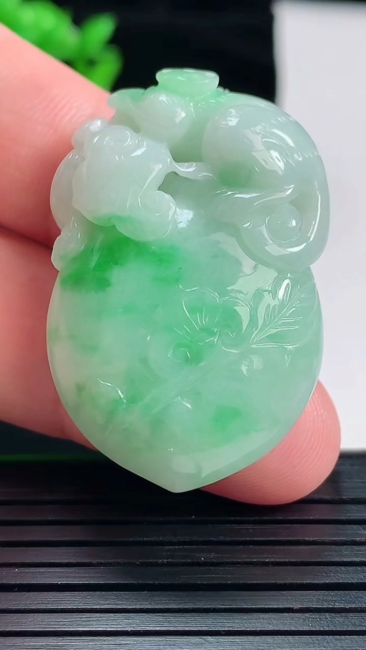 天然A货翡翠寿桃吊坠，尺寸40.6-26.8-11.8重量:22.54g
5月28日