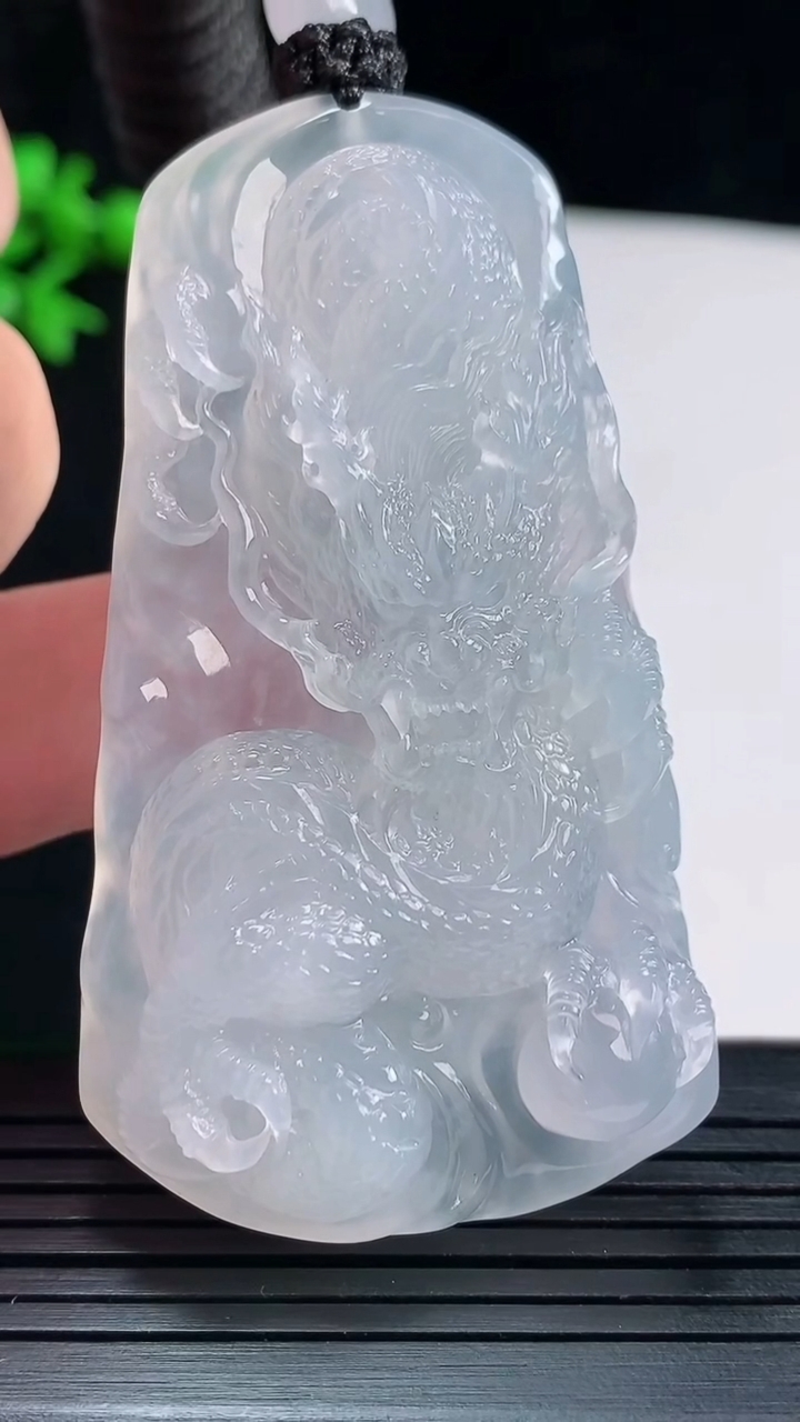 天然A货翡翠种紫罗兰龙牌吊坠，尺寸62-35.6-10重量:45.05g
5月28日